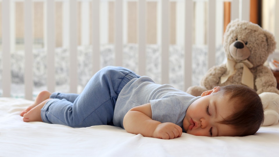 იზრდებიან თუ არა ბავშვები ძილის დროს და როდისაა ჩაძინებისათვის საუკეთესო პერიოდი?